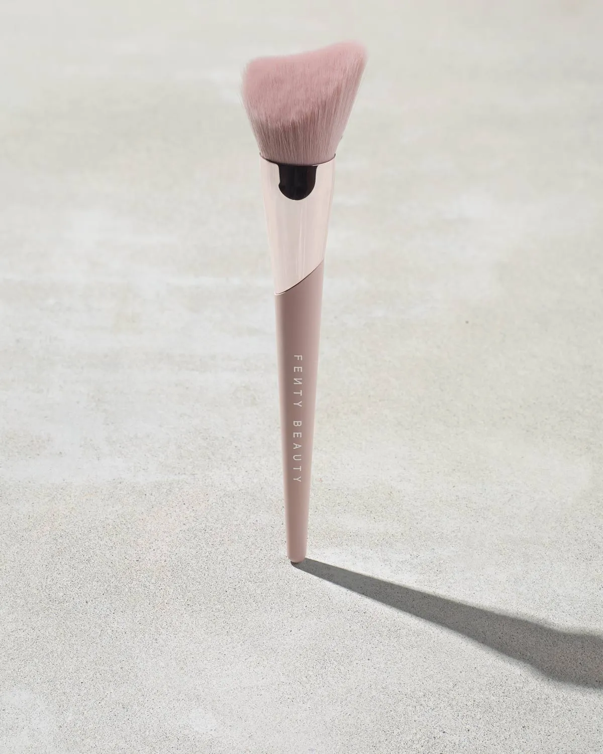 Cheek-Hugging Bronzer Brush 190