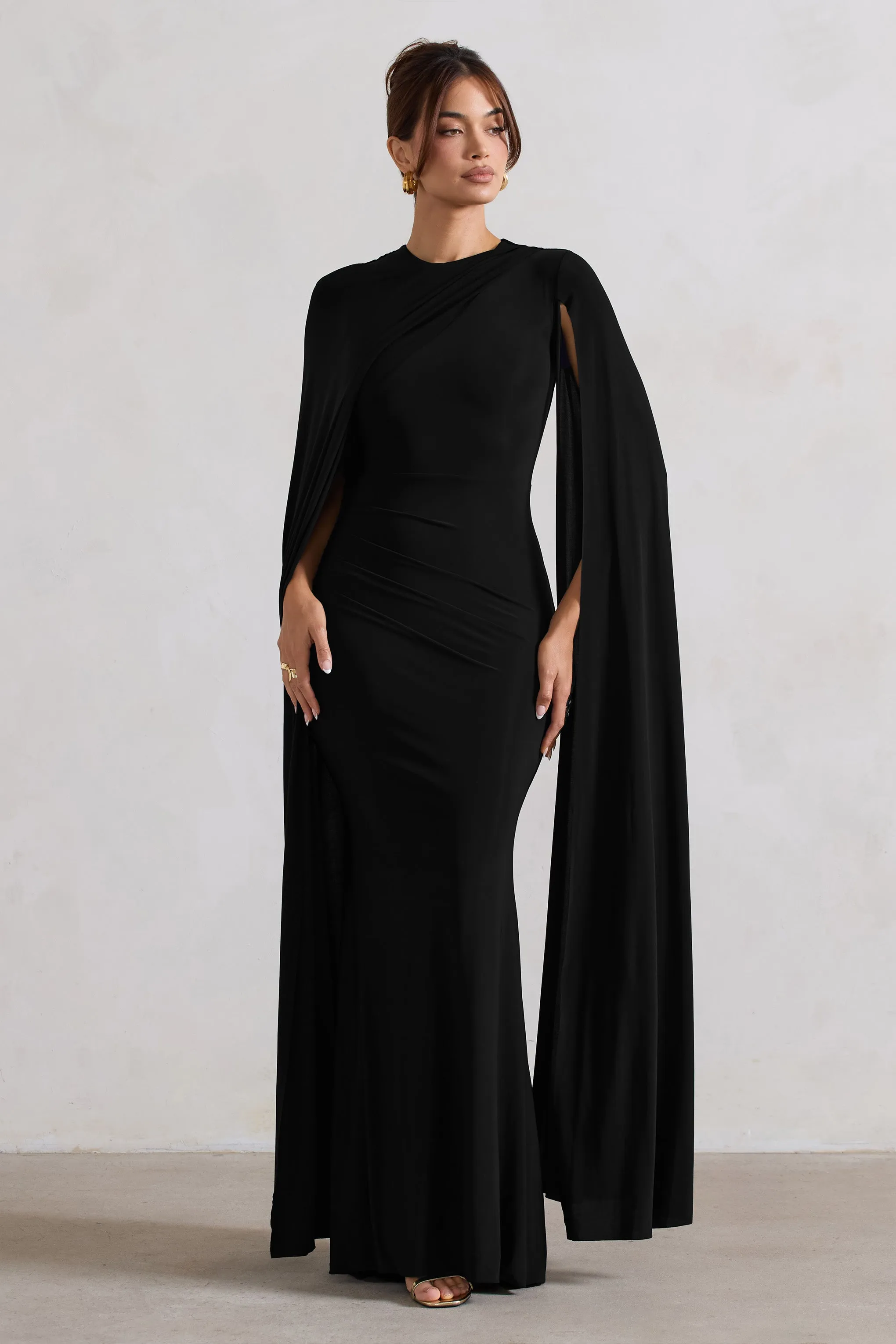 Magdelena | Robe longue noire asymétrique avec cape