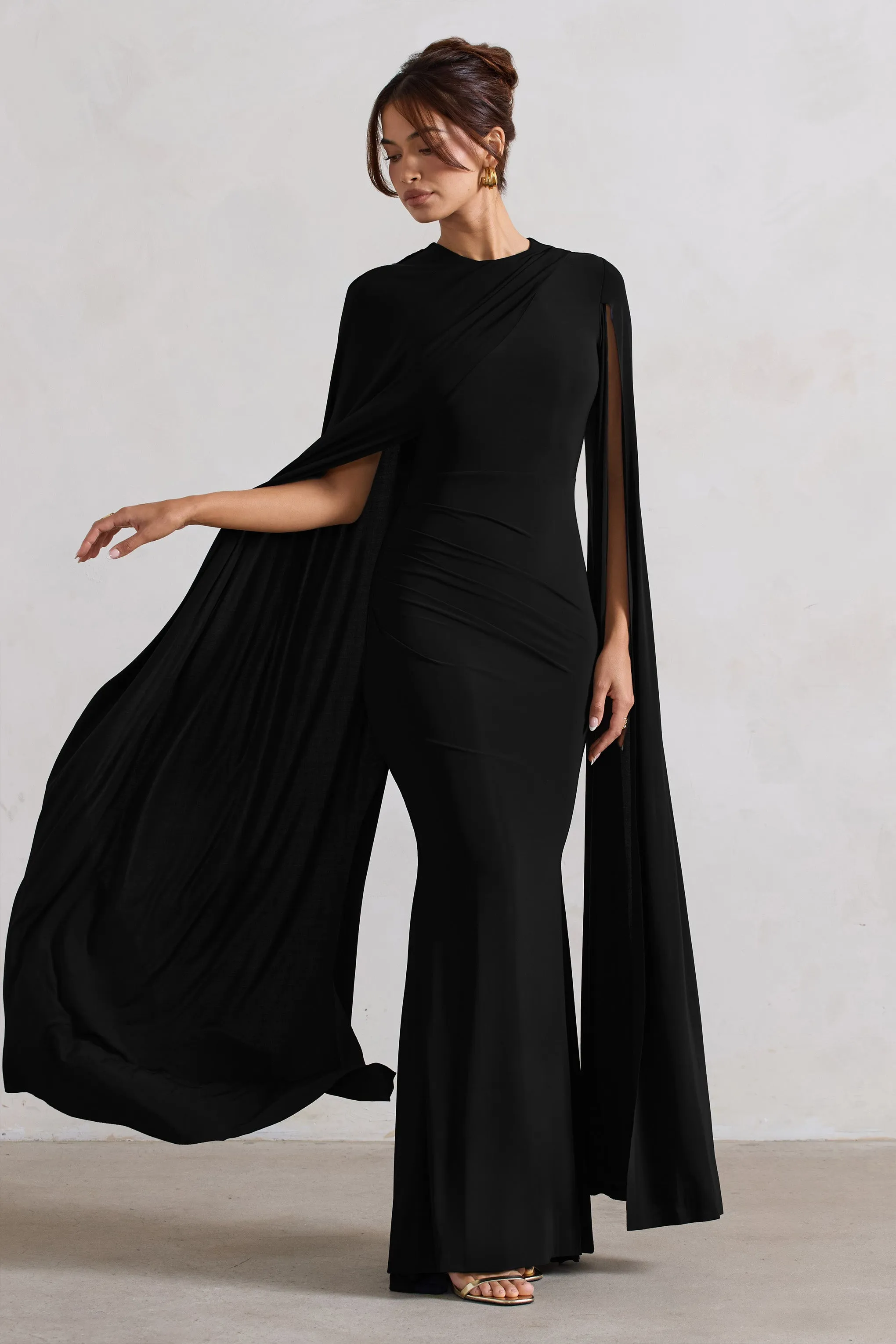 Magdelena | Robe longue noire asymétrique avec cape