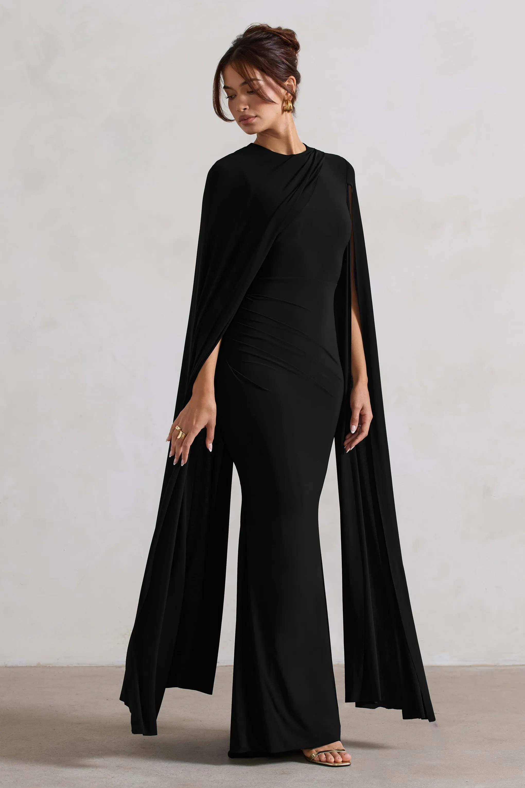 Magdelena | Robe longue noire asymétrique avec cape