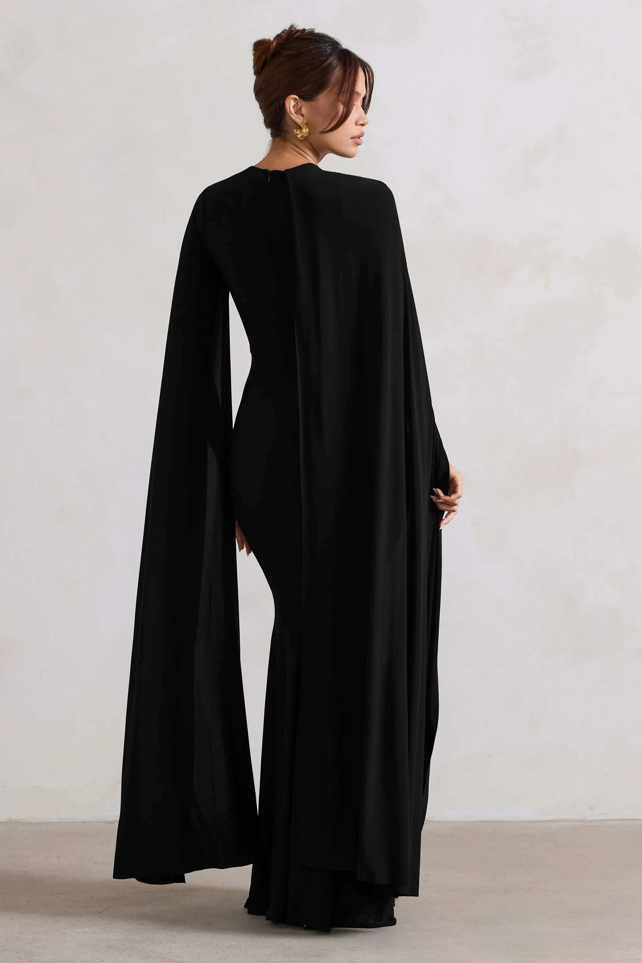 Magdelena | Robe longue noire asymétrique avec cape