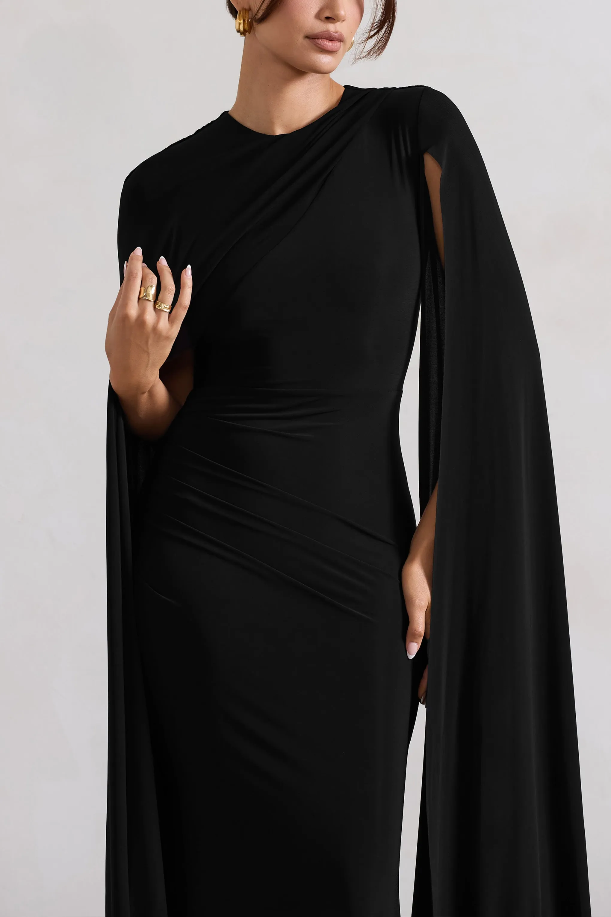 Magdelena | Robe longue noire asymétrique avec cape